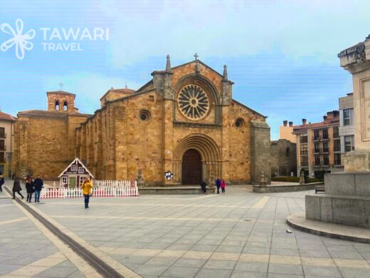 Place du village en pierre église ancienne ambiance authentique Espagne Tawari Travel