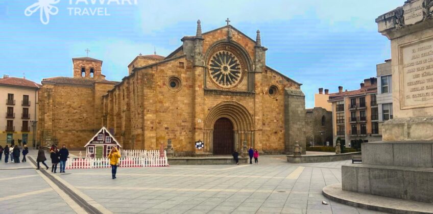 Place du village en pierre église ancienne ambiance authentique Espagne Tawari Travel