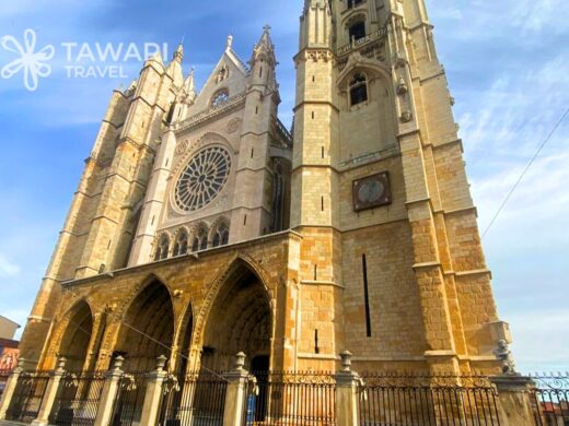 Visite église espagnole architecture culturelle expérience patrimoine Tawari Travel