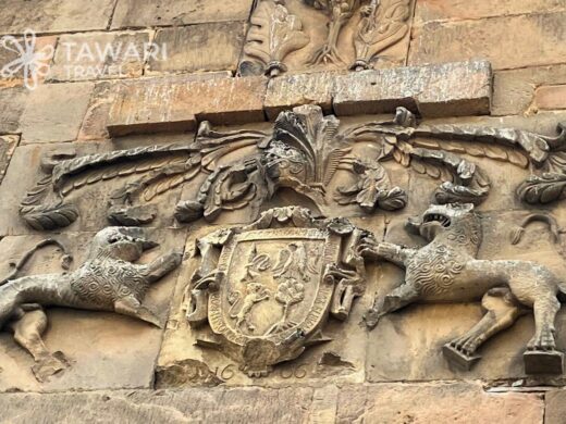 Blason sculpté bâtiment en pierre architecture village Espagne Tawari