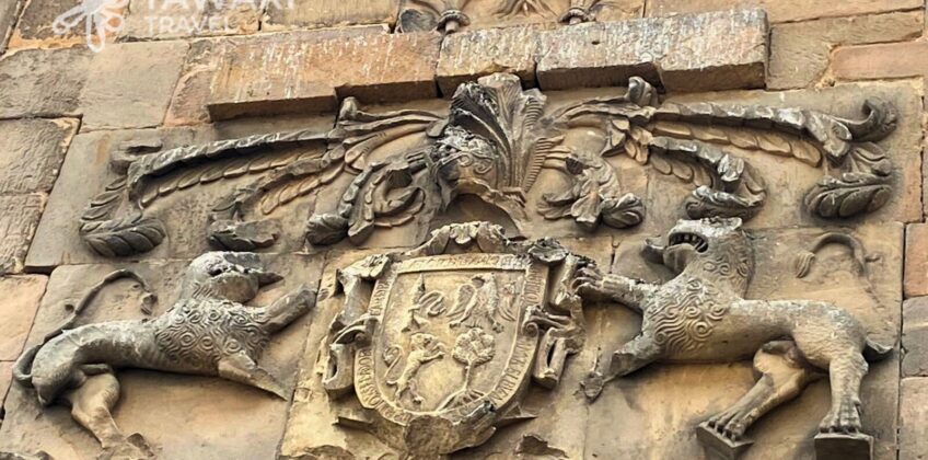 Blason sculpté bâtiment en pierre architecture village Espagne Tawari